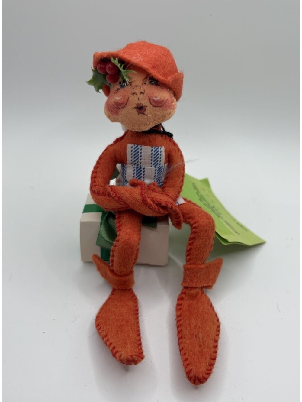Vtg 1987 Annalee Doll Elf Sitting On Present Christmas Doll 4”